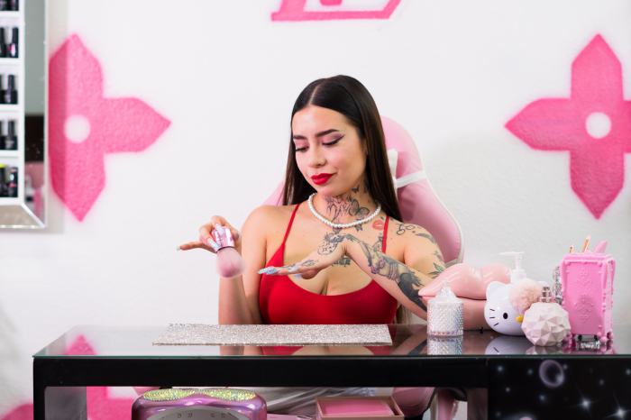 Andrea Olmedo: La joven empresaria que le tunea las uñas a las celebs 3