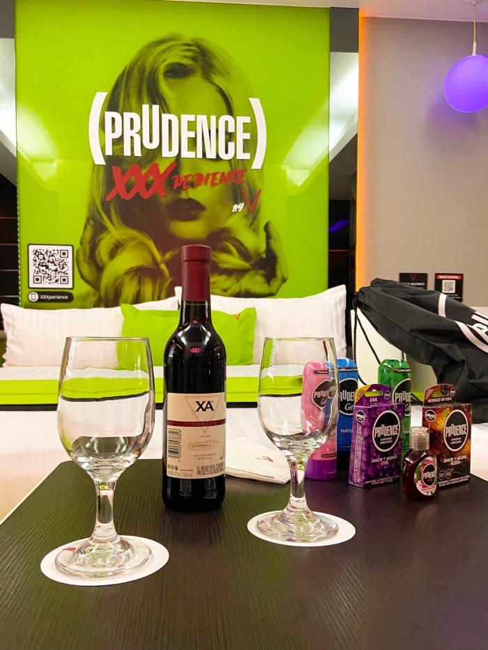Prudence presenta la XXXperience by V Motel Boutique 0