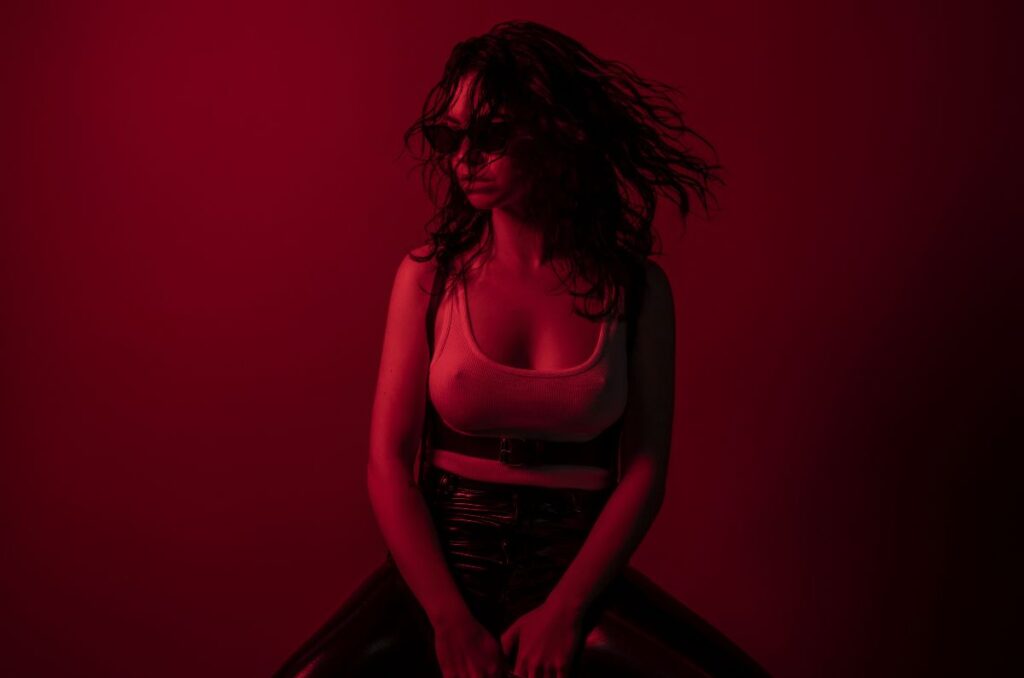 Kenya Saiz lanza el track “O.P.Q.” a ritmo de punk