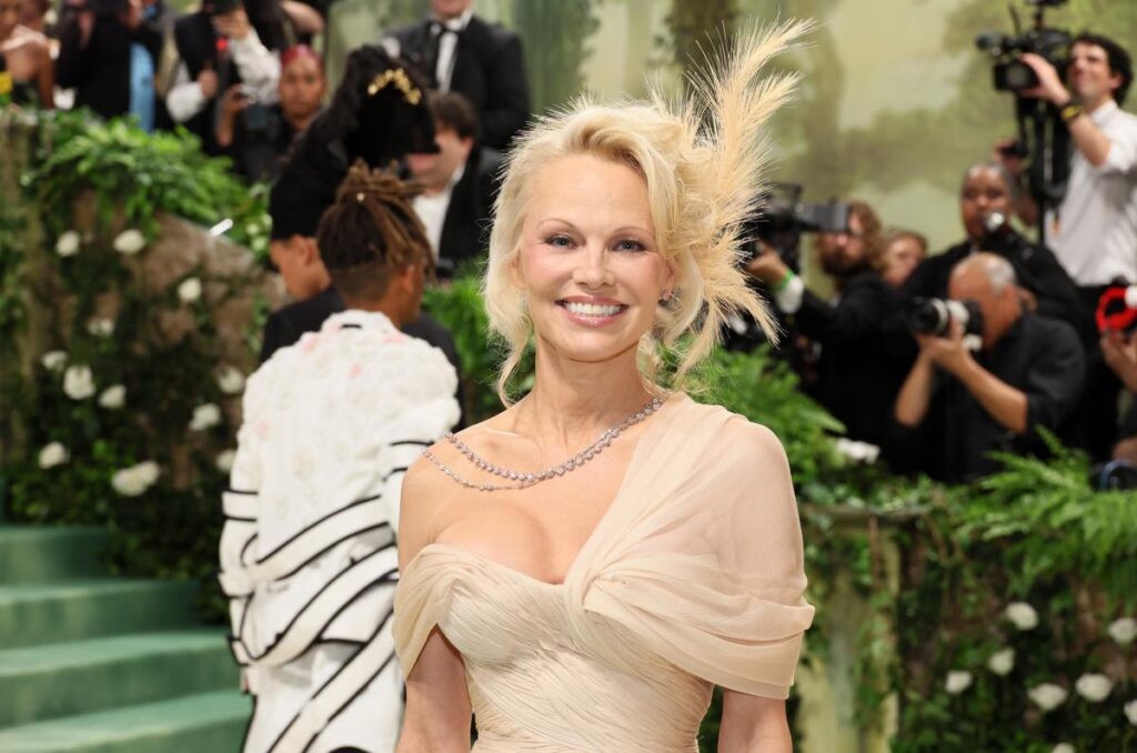 Pamela Anderson y su primera MET Gala en 200 quilates de diamantes