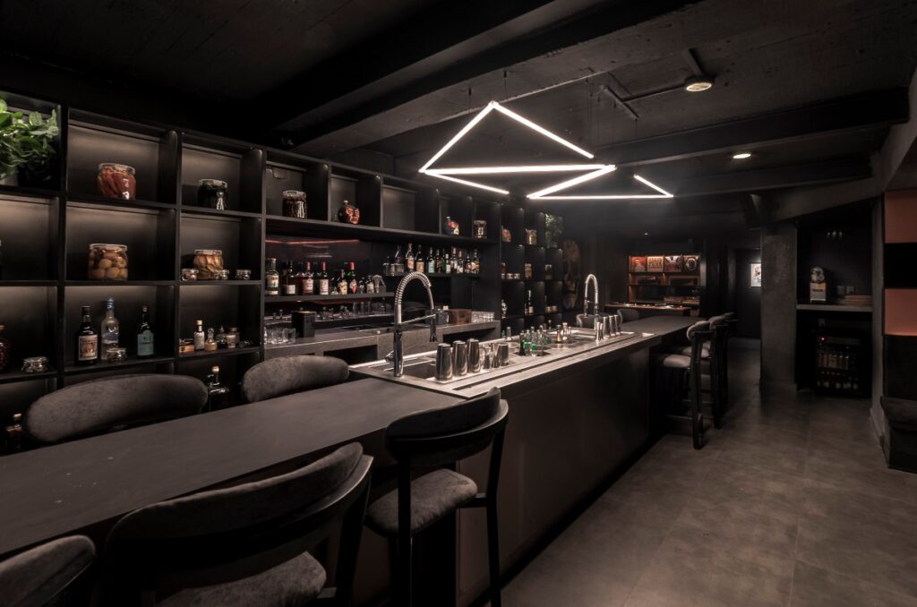 Antesala: Cocteles, gastronomía y vinilos en el corazón de la Roma
