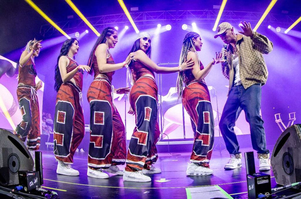 El Bogueto puso a bailar al Pepsi Center