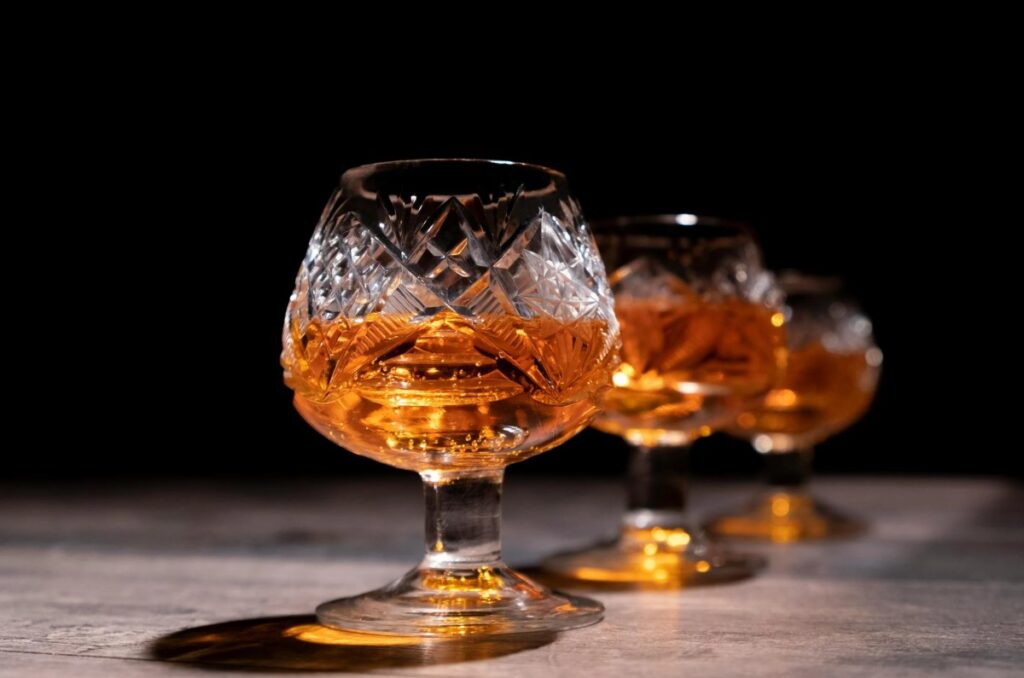 Lúcete en tus reuniones, aquí te contamos la diferencia entre el Whisky del Bourbon