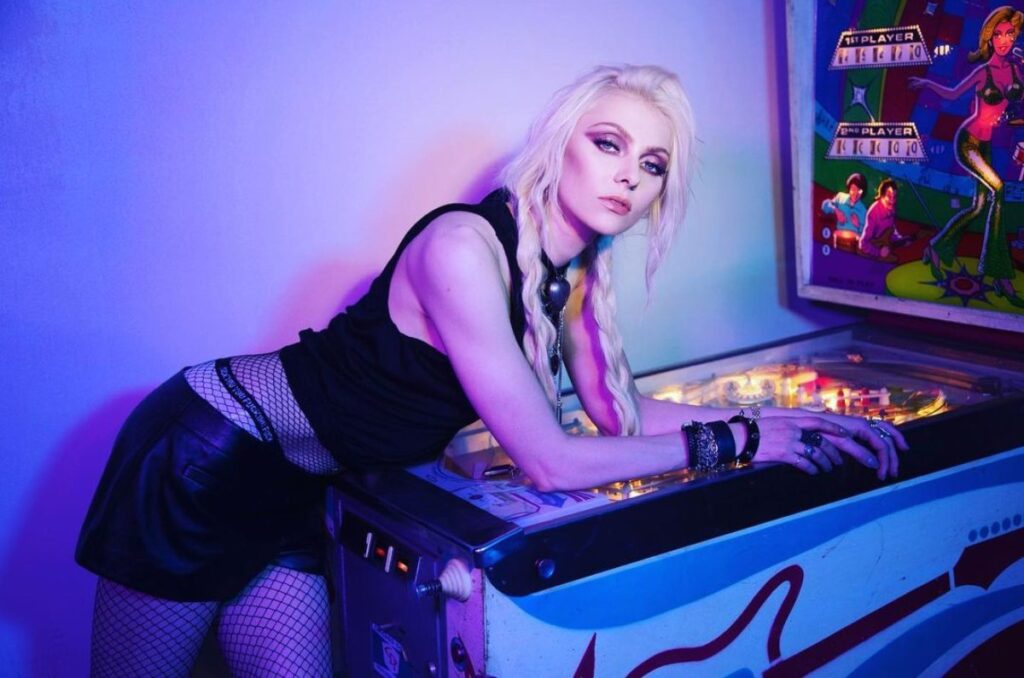 Taylor Momsen superó la mordida de un murciélago