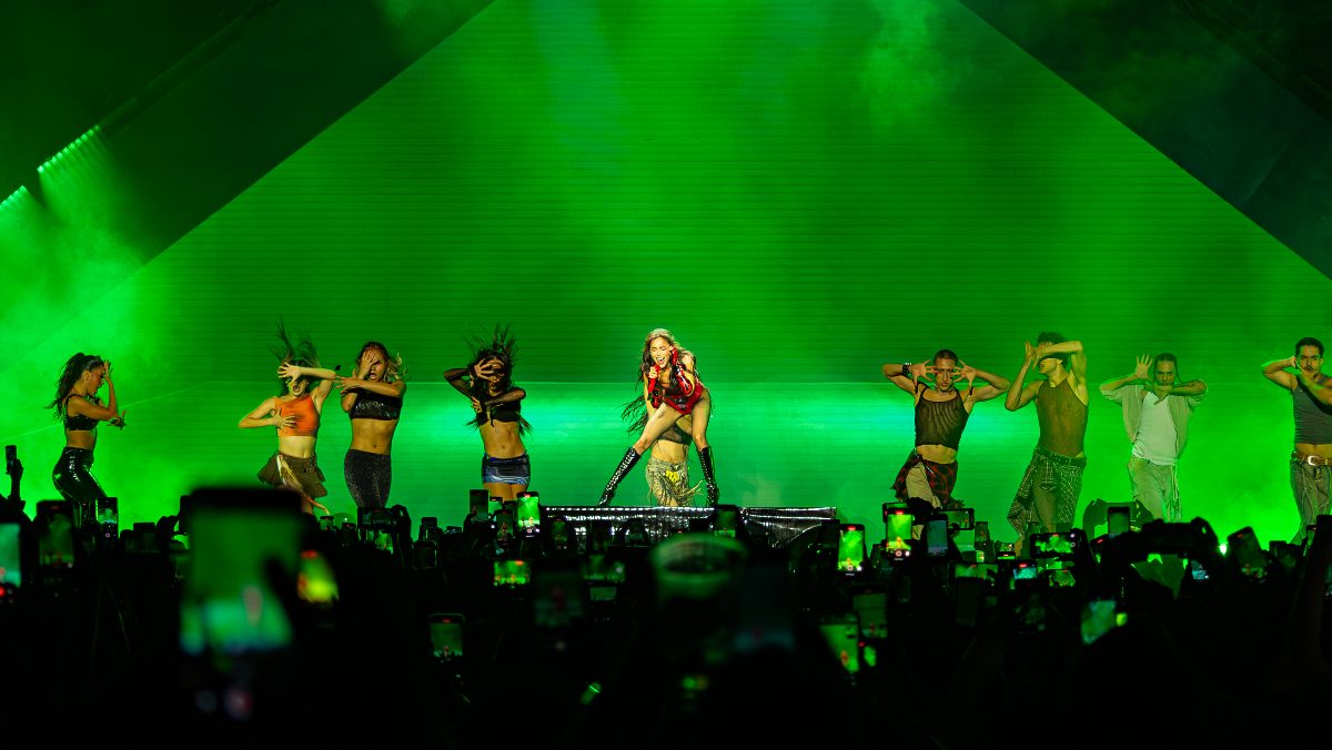 Danna en los MTV MIAW dio un show súper sexy. 