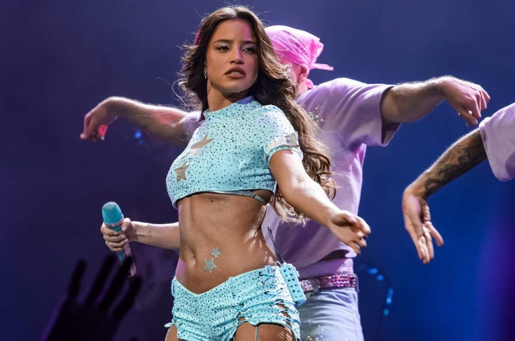 Emilia derrocha sensualidad y energía en el Teatro Metropólitan