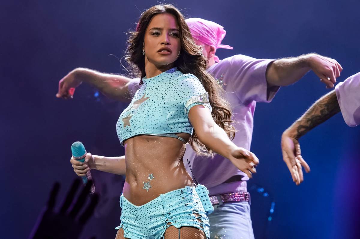 Emilia derrocha sensualidad y energía en el Teatro Metropólitan