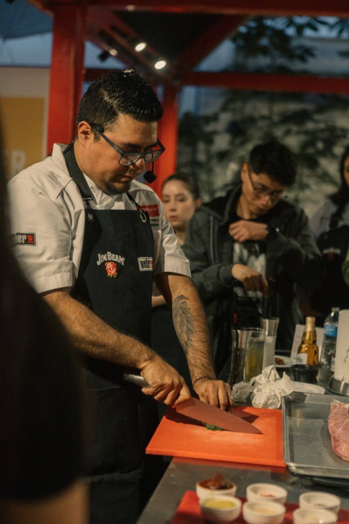 Weber y Jim Beam se unen para crear carnitas asadas memorables 1