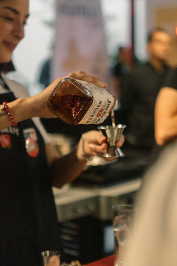 Weber y Jim Beam se unen para crear carnitas asadas memorables 3