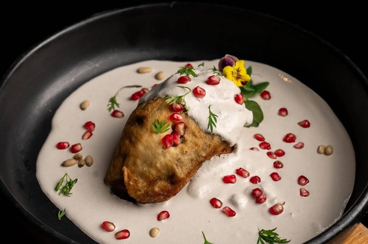 Chiles en nogada con un giro inesperado en Angelopolitano 0