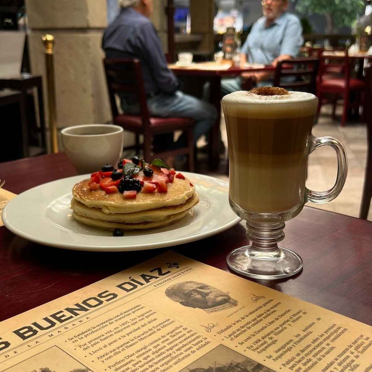 La hora de la comida en Café Buenos Díaz 1
