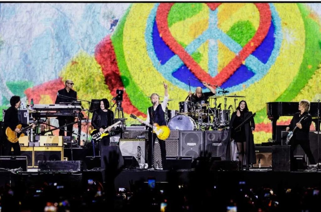 Paul McCartney conquista en el cierre del Corona Capital 2024