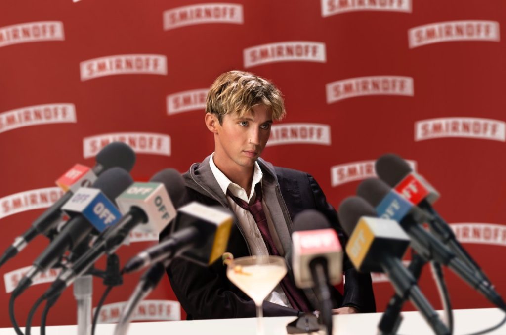 Troye Sivan: El nuevo “Chief Vibes Officer” de Smirnoff