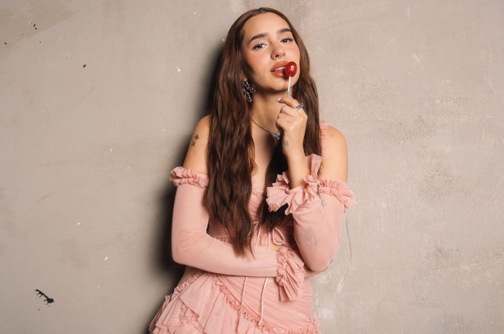 Ella es Domelipa, la sexy influencer que se lanza de cantante