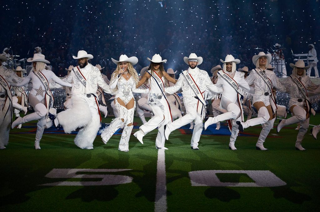 Beyoncé Deslumbra en el NFL Christmas Gameday con Atuendos Personalizados de Levi’s