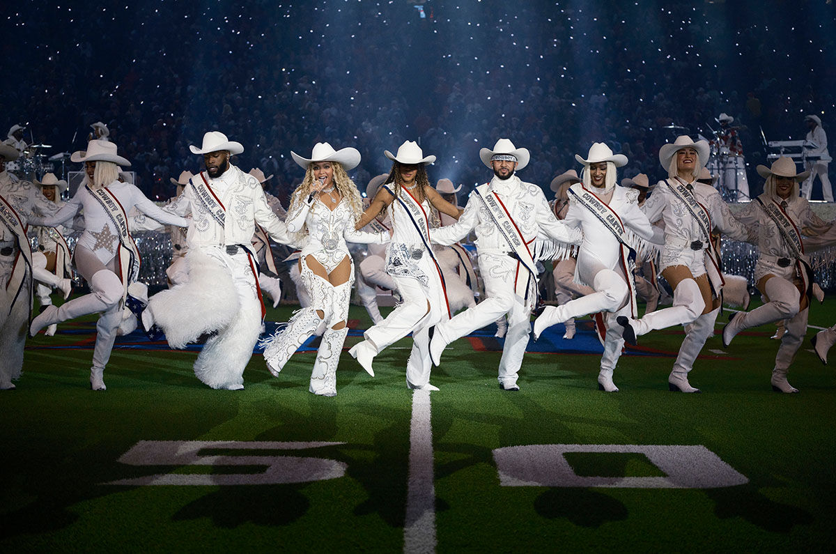 Beyoncé Deslumbra en el NFL Christmas Gameday con Atuendos Personalizados de Levi’s