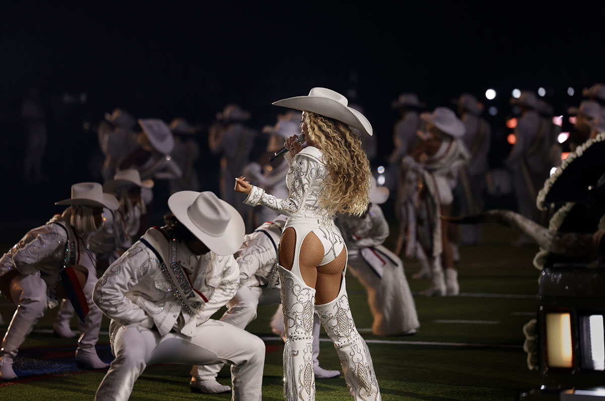 Beyoncé Deslumbra en el NFL Christmas Gameday con Atuendos Personalizados de Levi’s 0