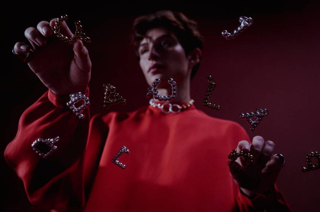 Curves in Motion: Piezas de arte hechas accesorios