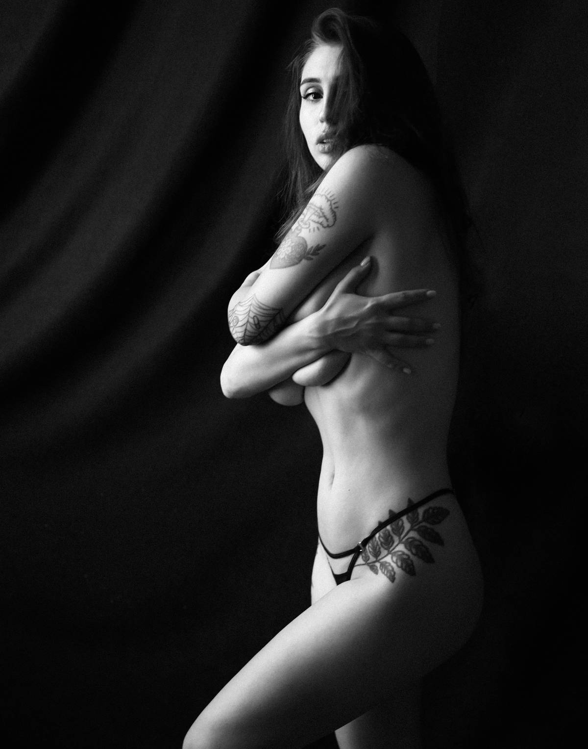 Modelo: @aisultanaonly
Lingerie body: @zhilyova_universe
Fotografía: @khodoralena