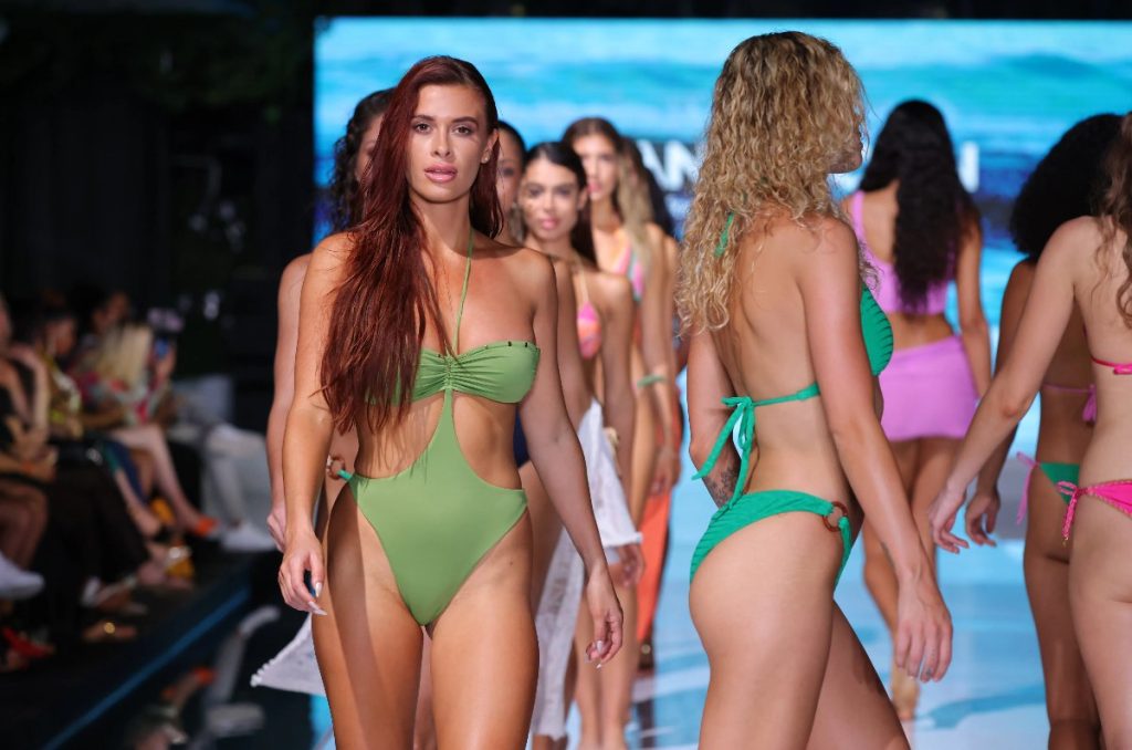 Miami Swim Week – The Shows 2025: ¡Bellas modelos, playa y fiesta!