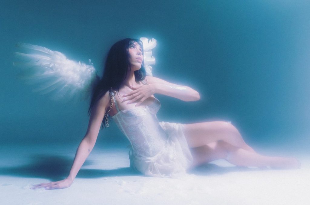 Atenea en la Luna estrena “Mi Mente”: dark hyperpop y drum & bass