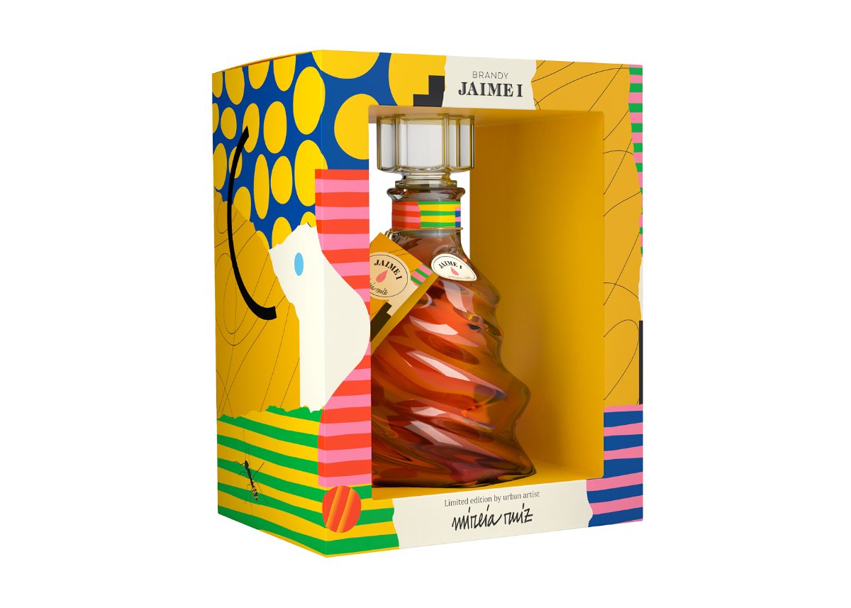 Mireia Ruiz le pone su toque a la botella de Jaime I de Torres 0