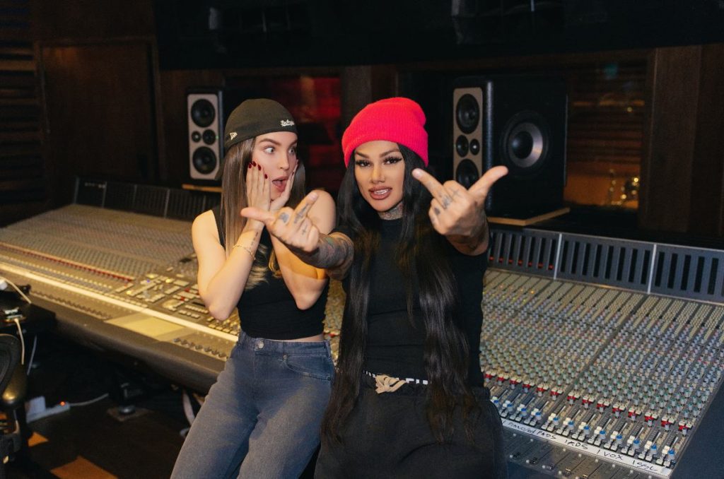 Belinda y Snow tha Product rinden homenaje a Molotov