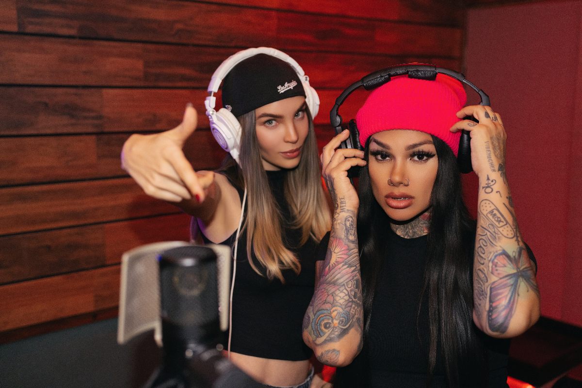 Belinda y Snow tha Product rinden homenaje a Molotov 0