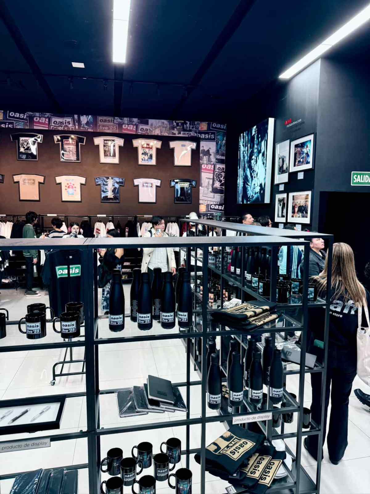 ¿Vale la pena ir a la Official Fan Store de Oasis en Plaza Carso? 1