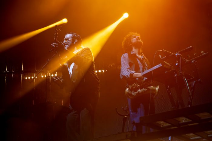 Clubz, un romance en french pop y luces de cromáticas 3