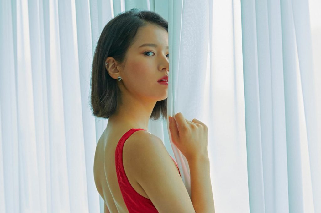 Yeji Jung: Belleza etérea entre sombras y luz