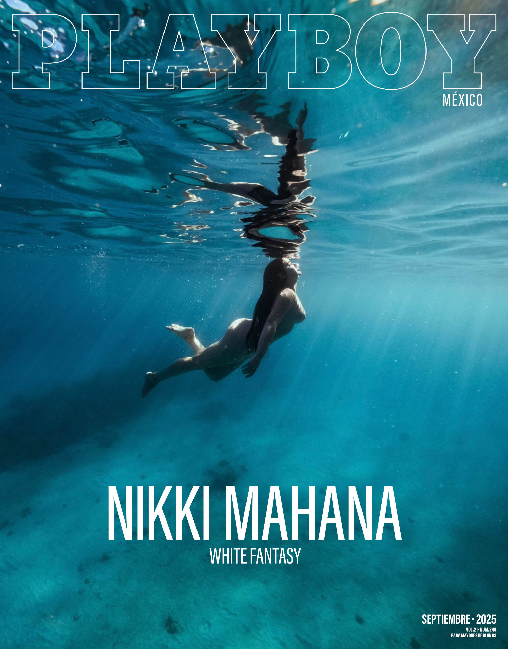 NIKKI MAHAN: El océano la enloquece y la cautiva 0