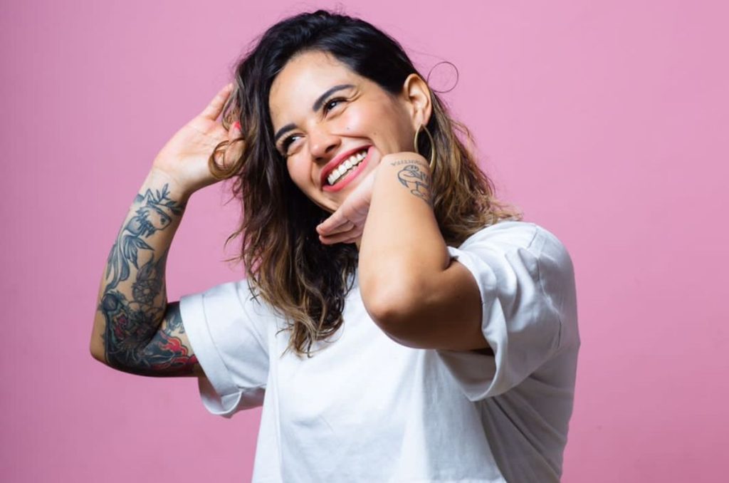 Annalyss: el placer de tatuar flores y hacer lo que le da la gana