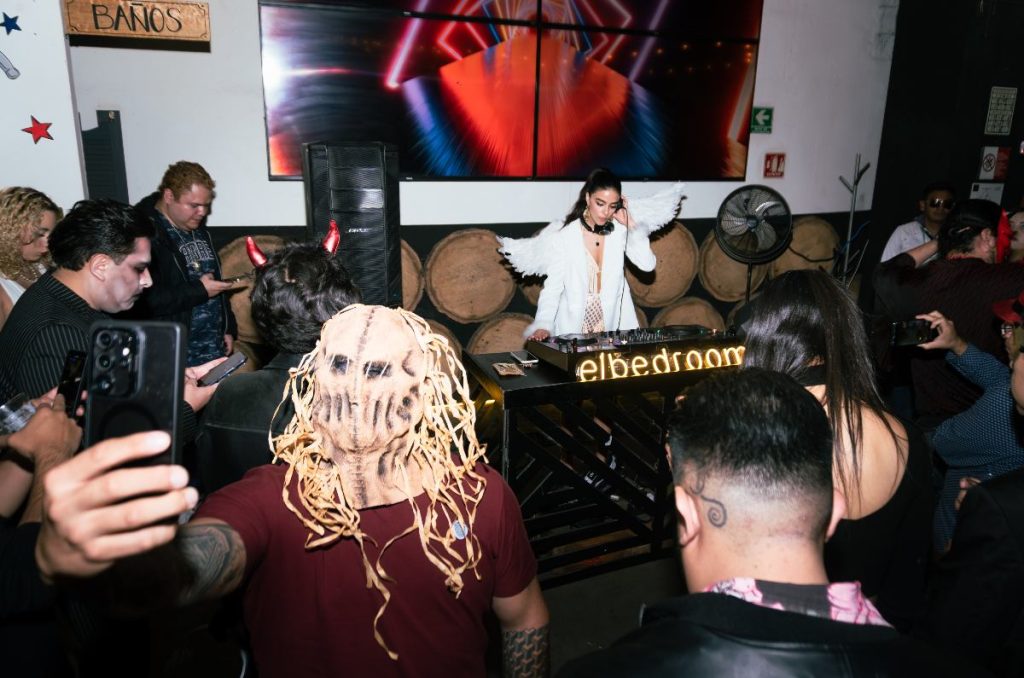 Halloween Night by Playboy en Falling Piano: terror y belleza