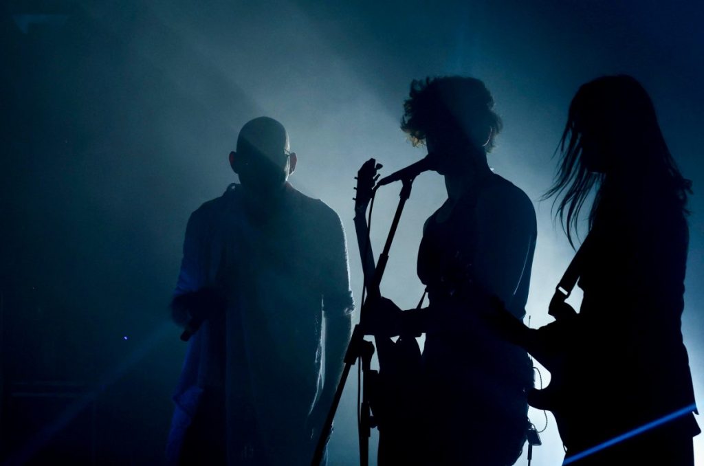 The Sisters of Mercy: Oscuridad con estilo y guitarras afiladas