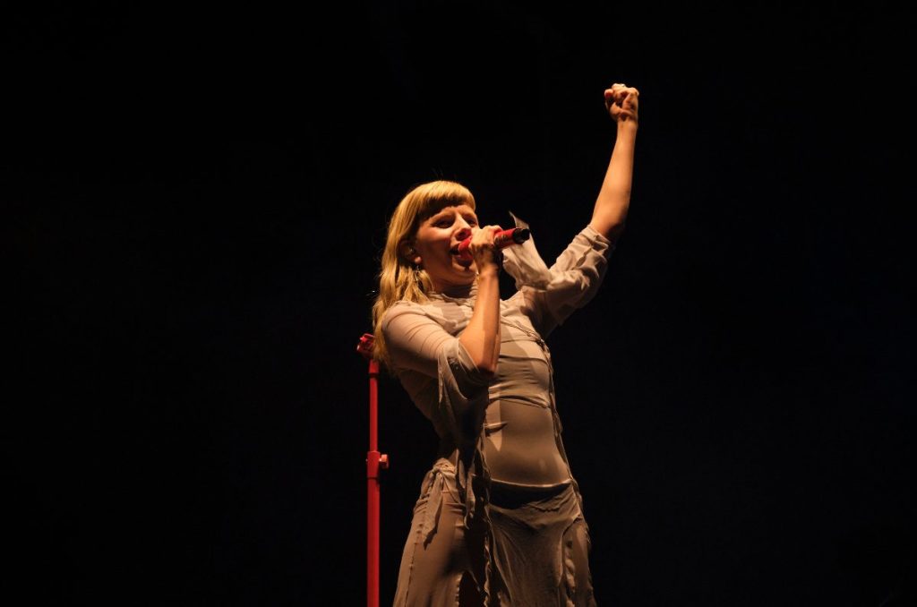 Corona Capital Día Dos: Sintetizadores, glam rock y momentos de magia