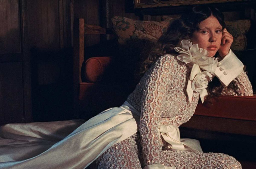 Quién es Mia Goth, la actriz que sorprende en Frankenstein de Guillermo del Toro