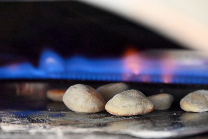 La historia del pan que cruzó el mar para darle vida a Manú 0