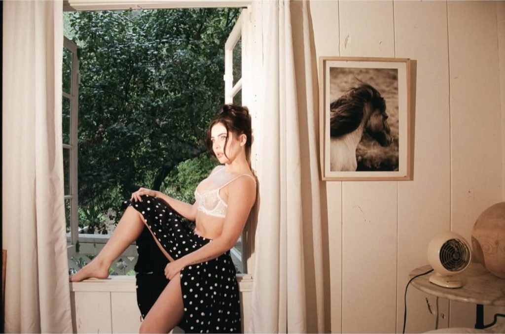 Theodora Day: la creadora que mezcla lo espiritual con lo seductor