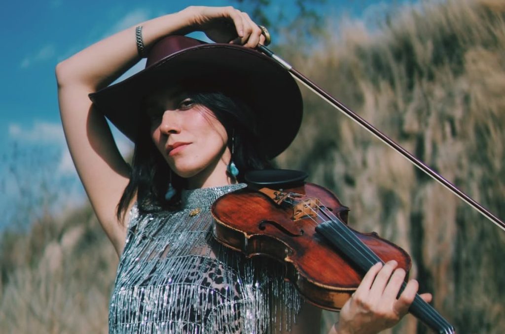 Ella es Esmeralda Camacho, la violinista de Cristian Nodal