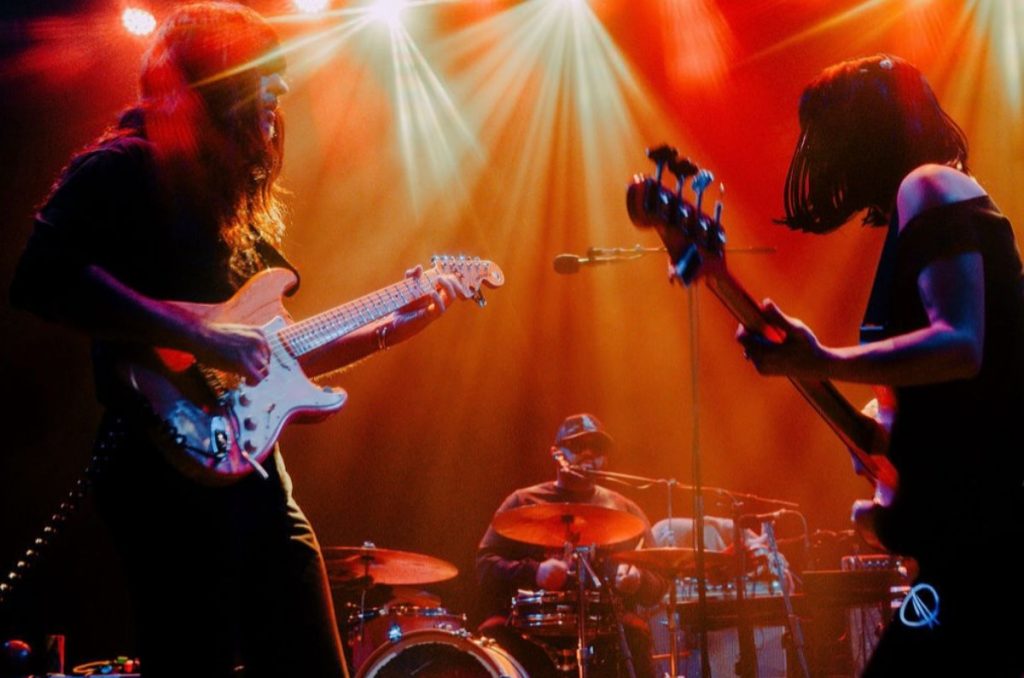 Khruangbin reinventa su debut en The Universe Smiles Upon You II