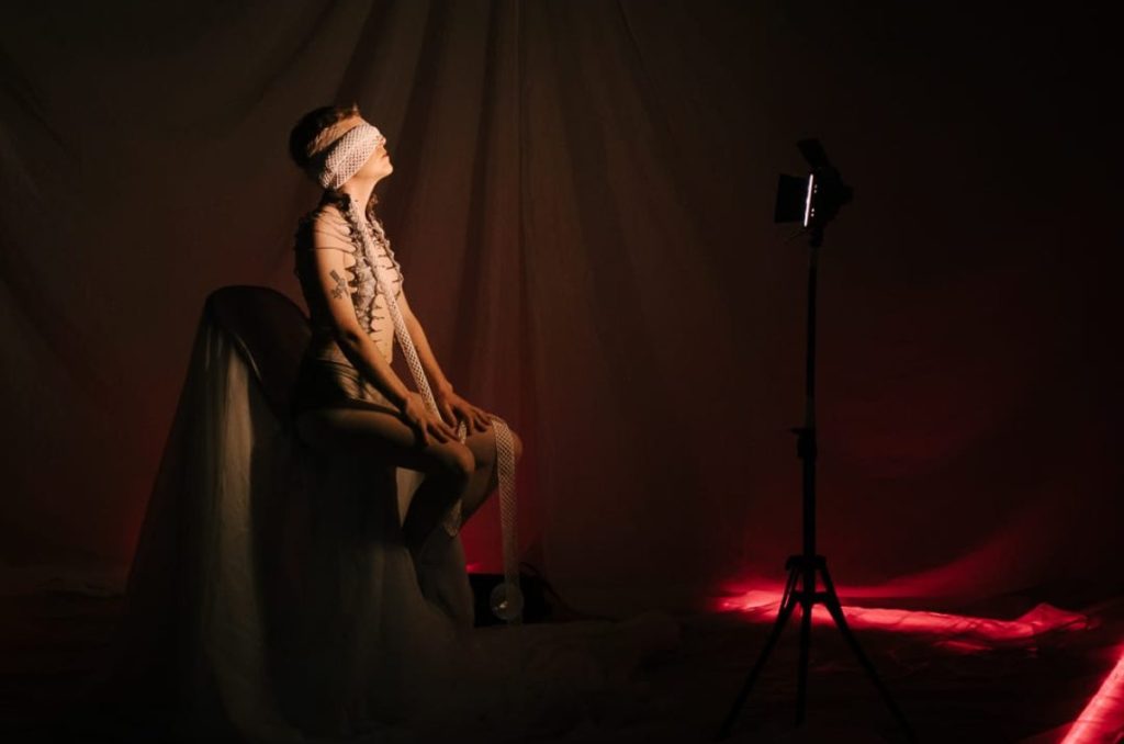 QUEDIOSTESALVE presenta su segundo album “DELALUZ”