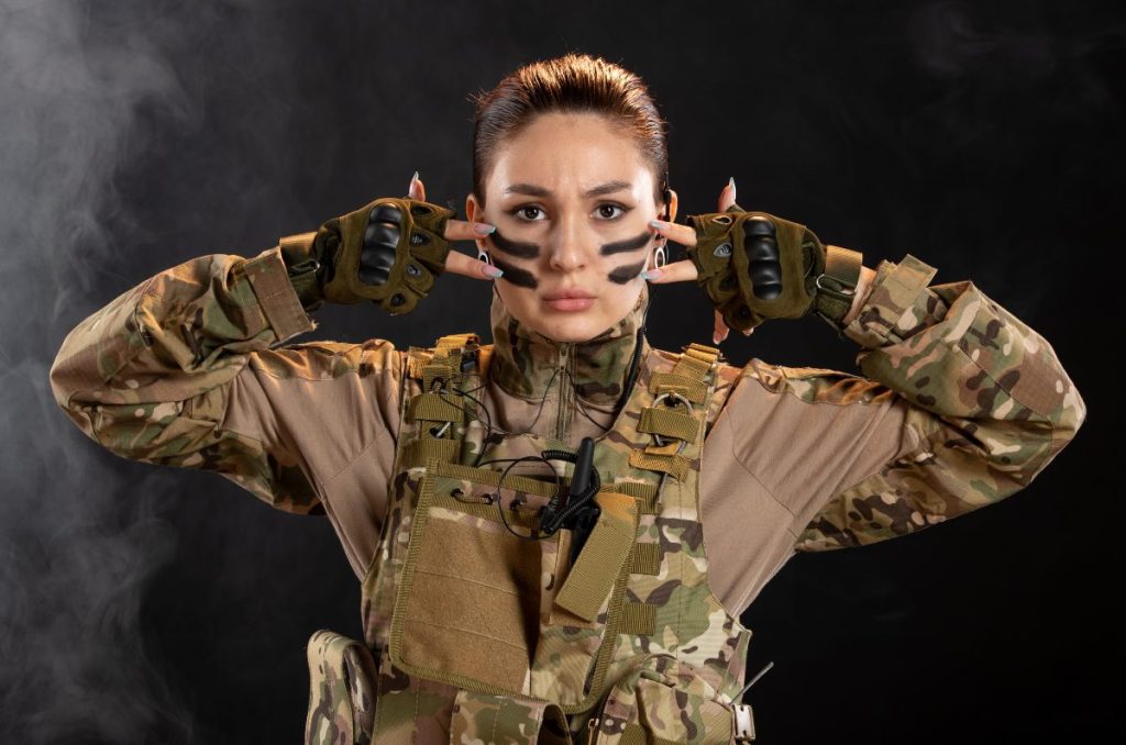 Saludar… ¡Ya! 3 creadoras para adultos con un pasado militar