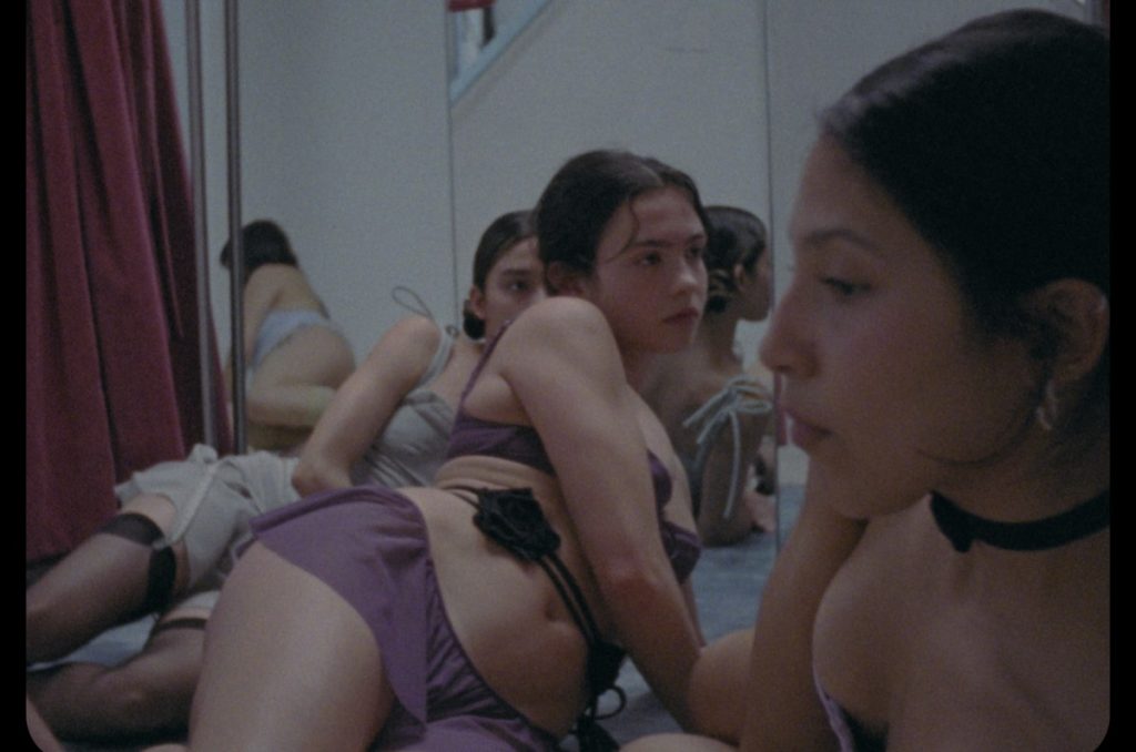 Tease, Verla Ensayar: Un cortometraje de intimidad en Acciones de Moda 2025