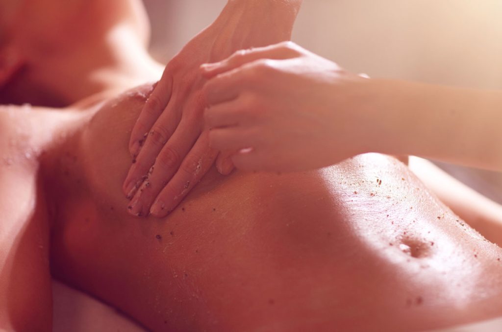 Masajes de senos: una terapia de bienestar femenino