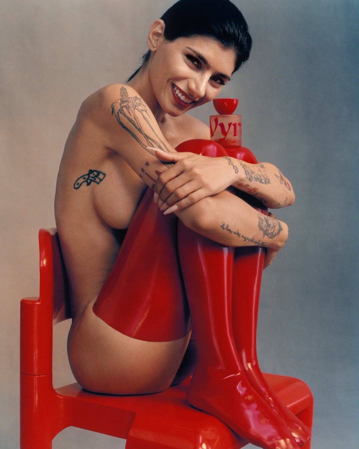 Así nos mostró Mia Khalifa el aroma de la tentación de Ludatrix 0