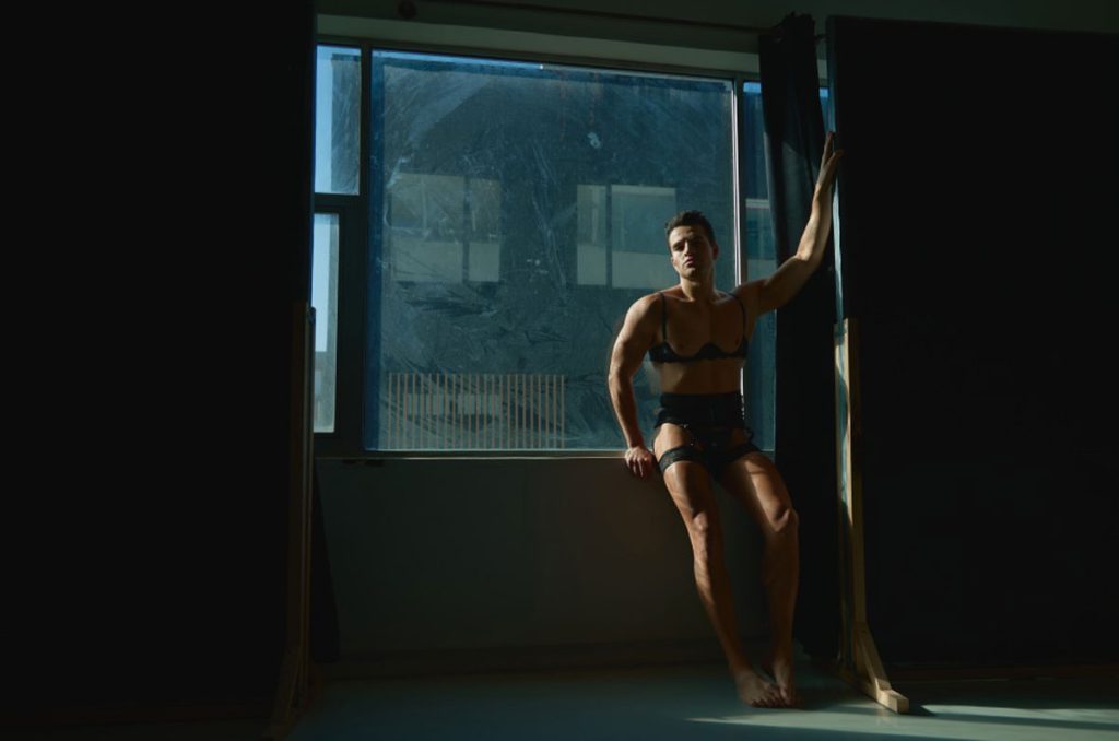 Norman Elizondo: el actor y cantante que redefine la sensualidad con arte y estilo