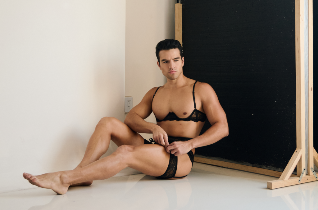 Norman Elizondo: el actor y cantante que redefine la sensualidad con arte y estilo