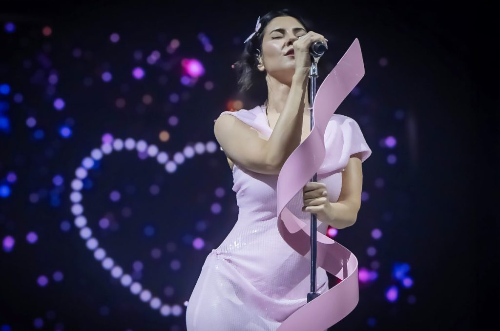 Marina incendia la noche en la CDMX con pop elegante y drama delicioso